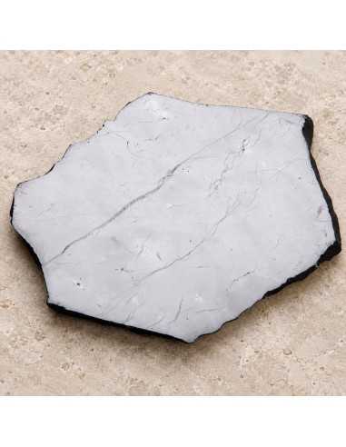 Carreau moyen à bords bruts en shungite polie