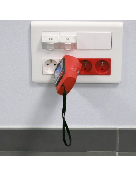 appareil pour mesurer la terre tohm-e. Il se branche sur une prise de courant / appareil mesure terre. Ref : T2-FR100