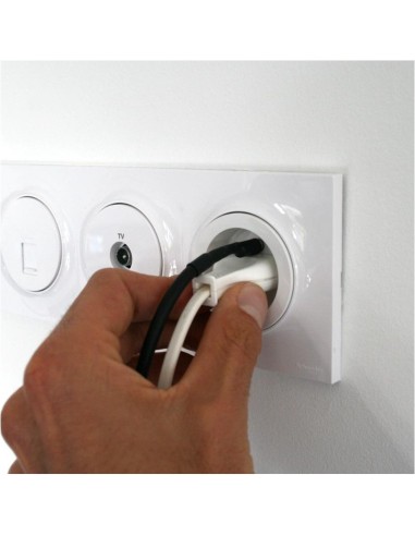 Câble RJ45 de mise à la terre pour switch à douille cylindrique.