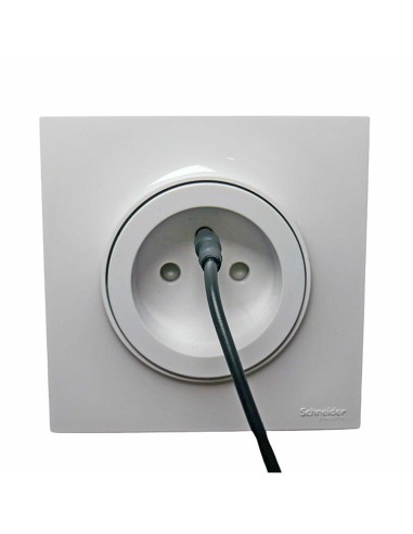 Câble RJ45 de mise à la terre pour switch à douille cylindrique.