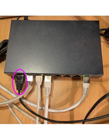 Câble RJ45 de mise à la terre pour switch à douille cylindrique.