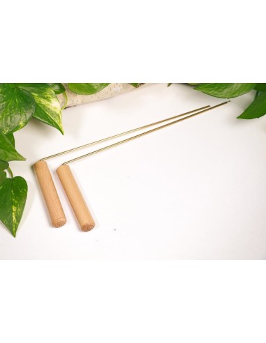Baguette de sourcier en bois, artisanale, pour radiesthésie, représentant l'excellence du sourcier traditionnel. Baguette de sourcier en bois, artisanale, pour radiesthésie, représentant l'excellence du sourcier traditionnel.