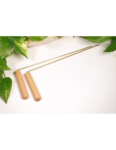 Baguette de sourcier en bois, artisanale, pour radiesthésie, représentant l'excellence du sourcier traditionnel. Baguette de sourcier en bois, artisanale, pour radiesthésie, représentant l'excellence du sourcier traditionnel.