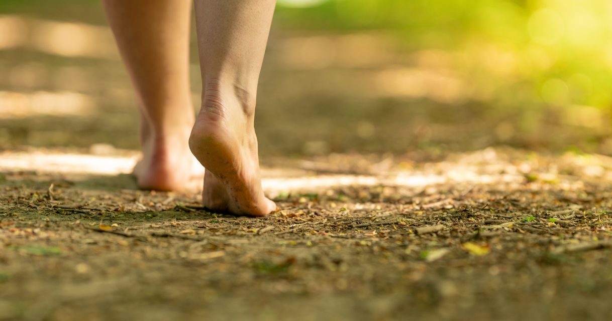 Grounding (mise à la terre corporelle) : bienfaits et bonnes pratiques