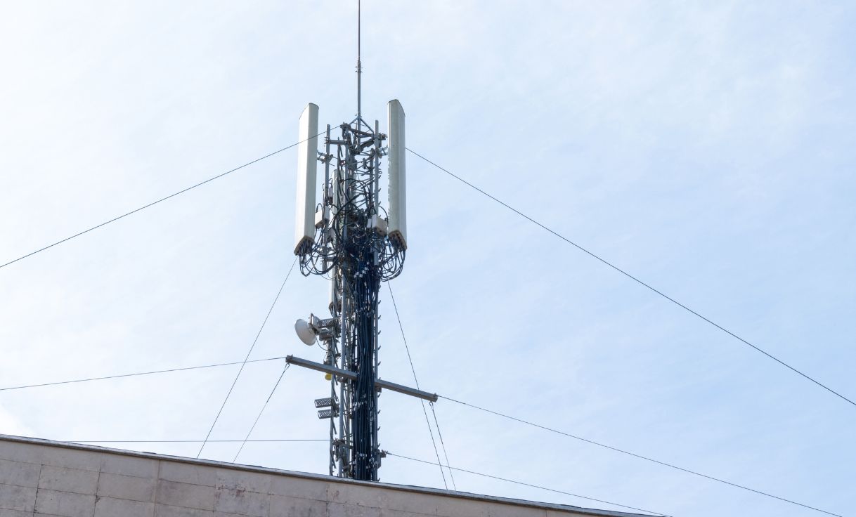 Antenne relais sur le toit de l'immeuble