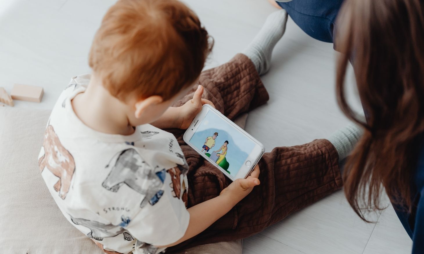 Loi abeille - Geotellurique.fr - un enfant qui joue avec téléphone portable