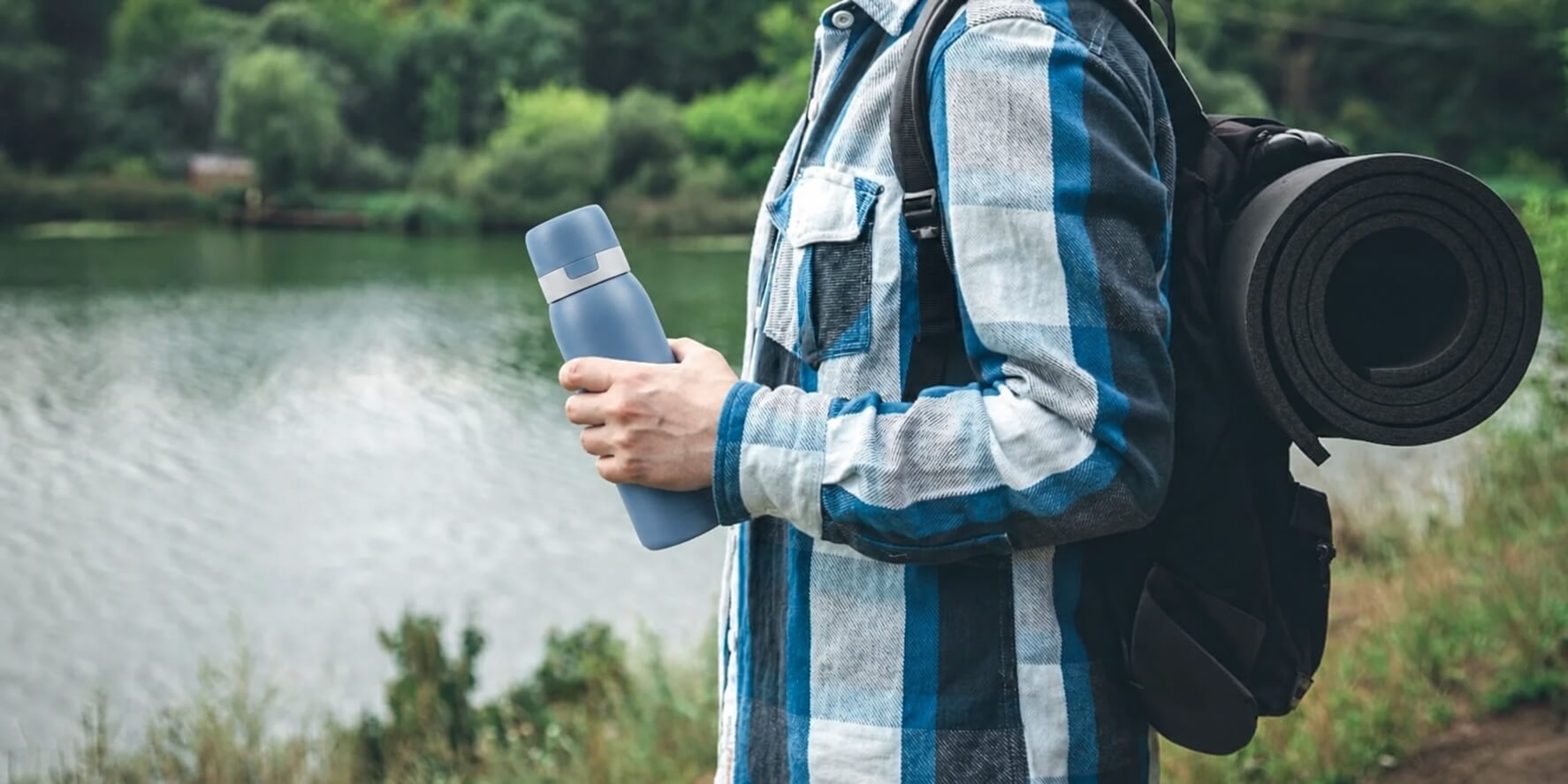 Homme en randonnée avec une gourde filtrante de voyage