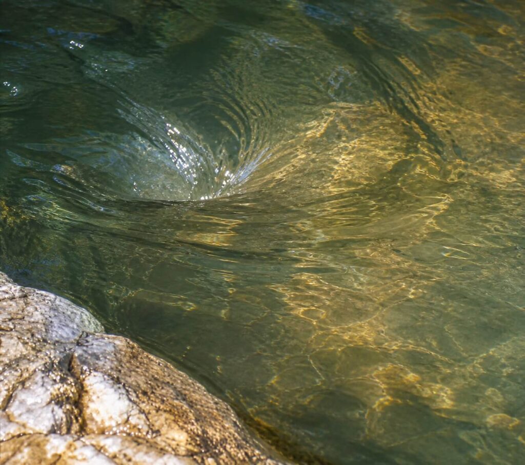 mouvement tourbillonnaire naturel de l'eau d'une rivière