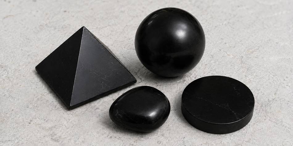 Pierre de shungite : propriétés, guide d’achat et usages au quotidien