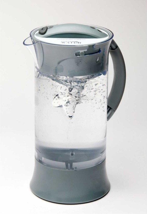 carafe à vortex en action pour la dynamisation de l'eau
